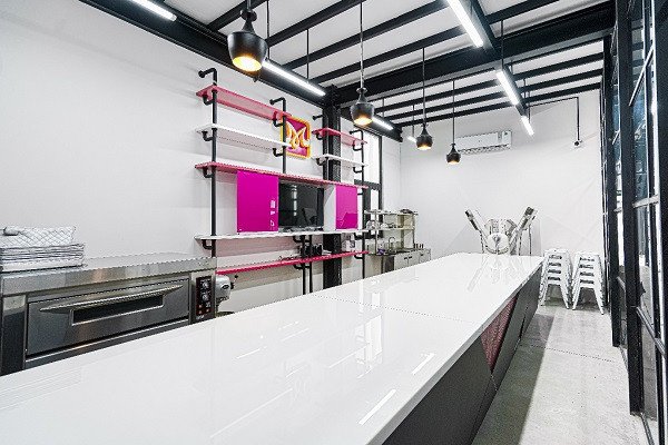 Dụng cụ và không gian chuẩn bị bánh mini