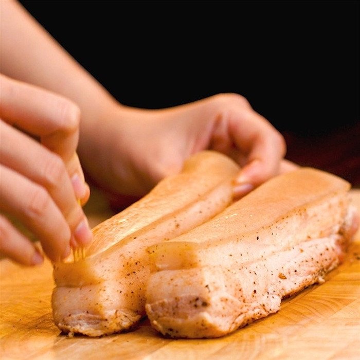 Dùng dĩa hoặc tăm xăm đều khắp miếng thịt heo để bì giòn rụm