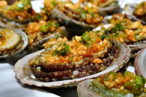 Dùng muỗng cạy phần thịt bào ngư ra khỏi vỏ