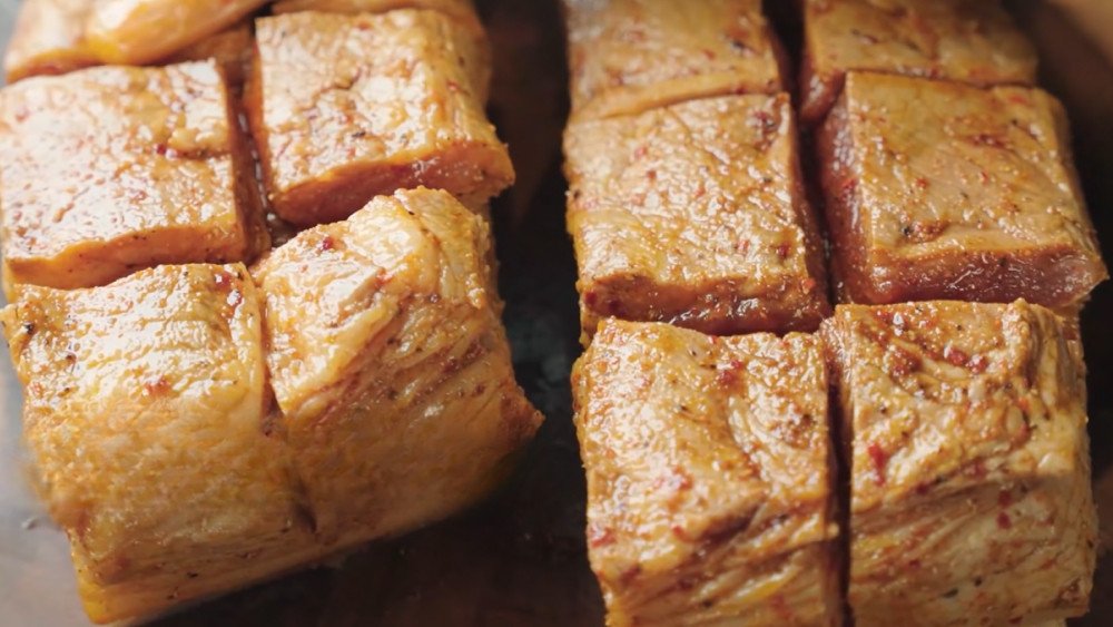 Dùng nĩa châm đều bì heo để gia vị thấm và bì được giòn.