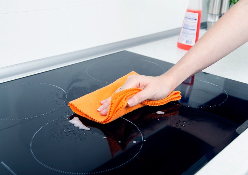 Dùng nước rửa bát pha loãng để vệ sinh mặt bếp