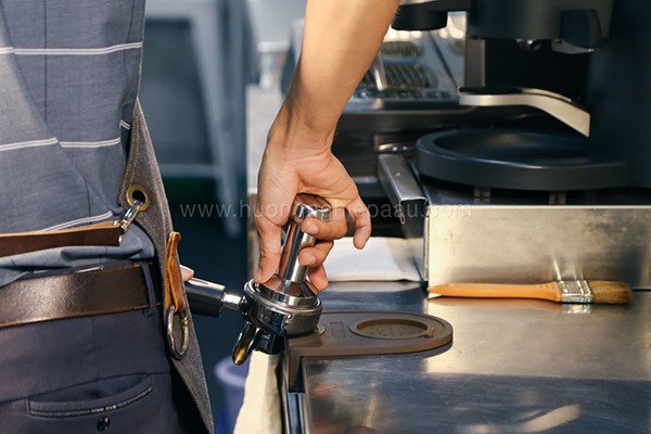 Dùng tamper nén cà phê