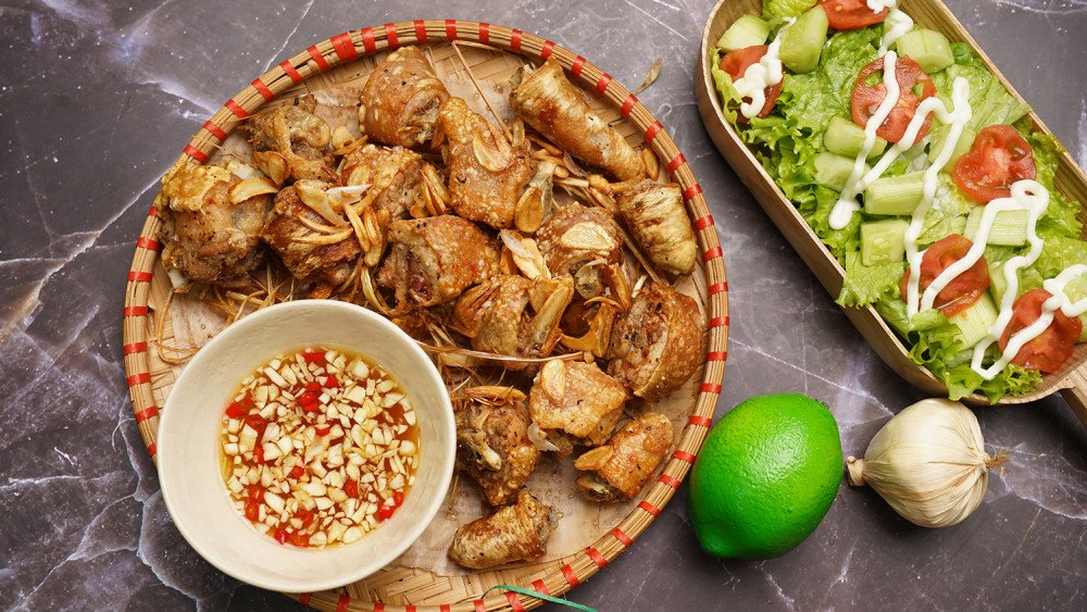 Đuôi heo chiên giòn vàng đều trong nồi chiên không dầu