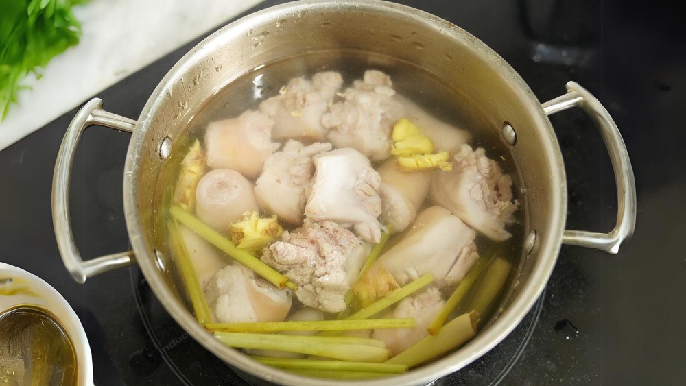 Đuôi heo đã được làm sạch và cắt miếng vừa ăn