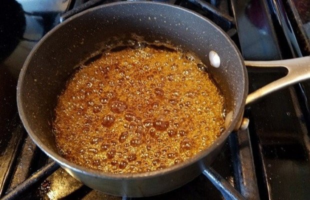 Đường caramel màu hổ phách cho món pudding trứng sữa