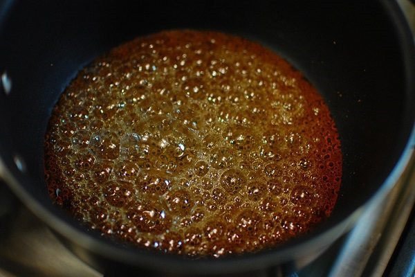 Cách Làm Bánh Flan Bằng Lò Nướng Mịn Màng Tại Nhà Đường caramel vàng óng cho bánh flan nướng