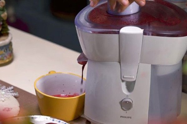 Ép củ dền lấy nước cốt màu đỏ tươi