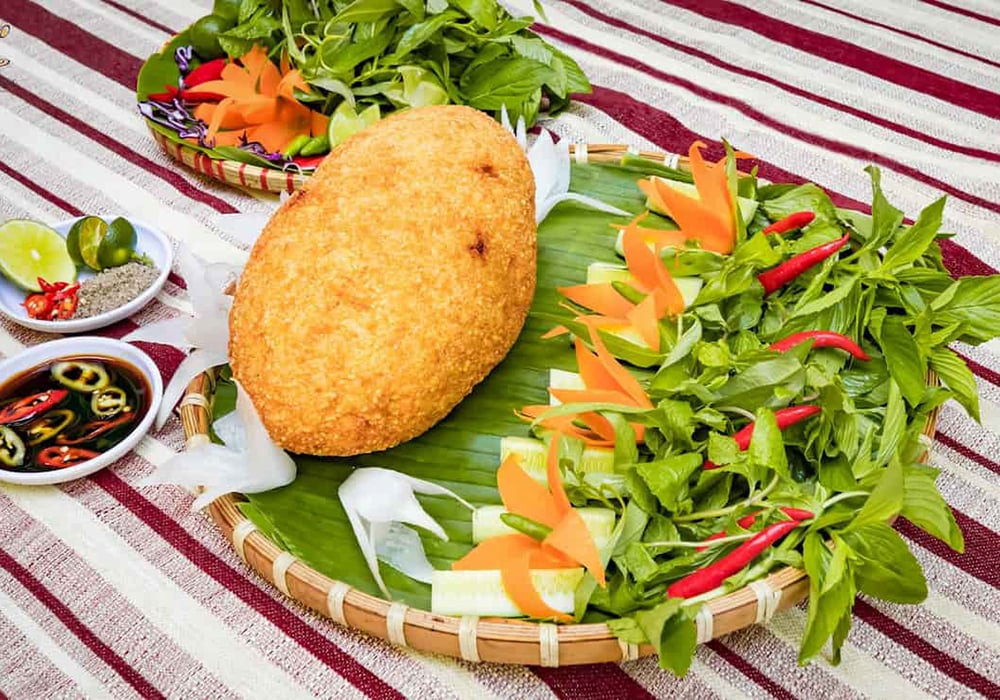 Gà bó xôi nguyên con chiên vàng ươm, lớp vỏ xôi giòn tan bên ngoài, thịt gà mềm ngọt bên trong