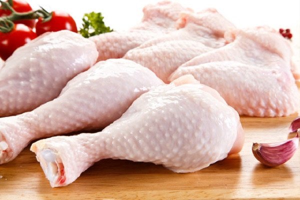 Gà được ướp với tỏi, hạt nêm và đường để thấm vị trước khi chế biến món cơm gà xối mỡ.