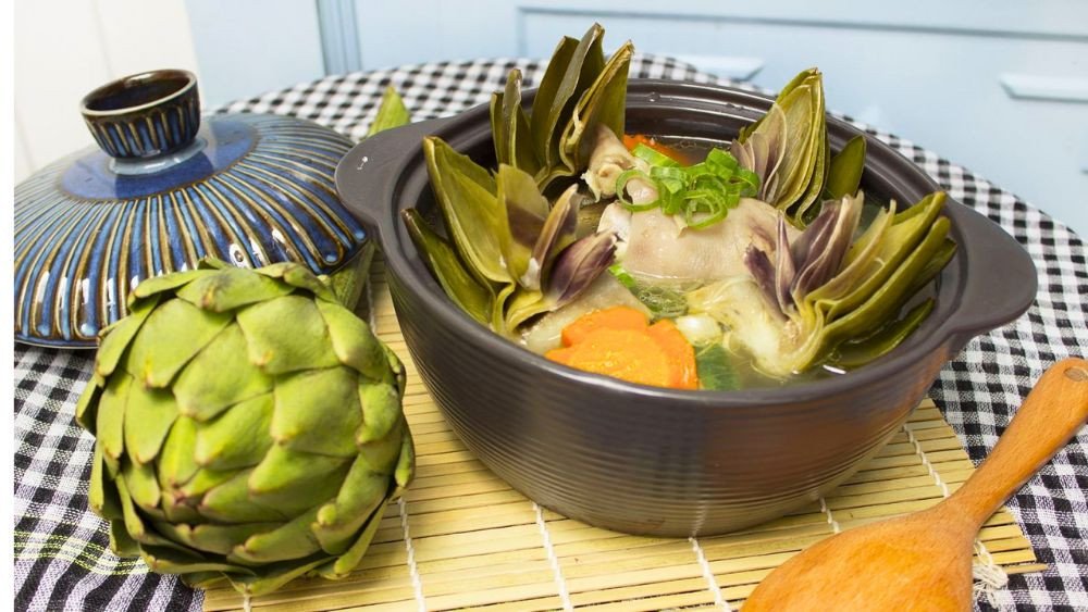 Gà hầm bông atiso độc đáo, hương vị thanh mát bổ dưỡng.