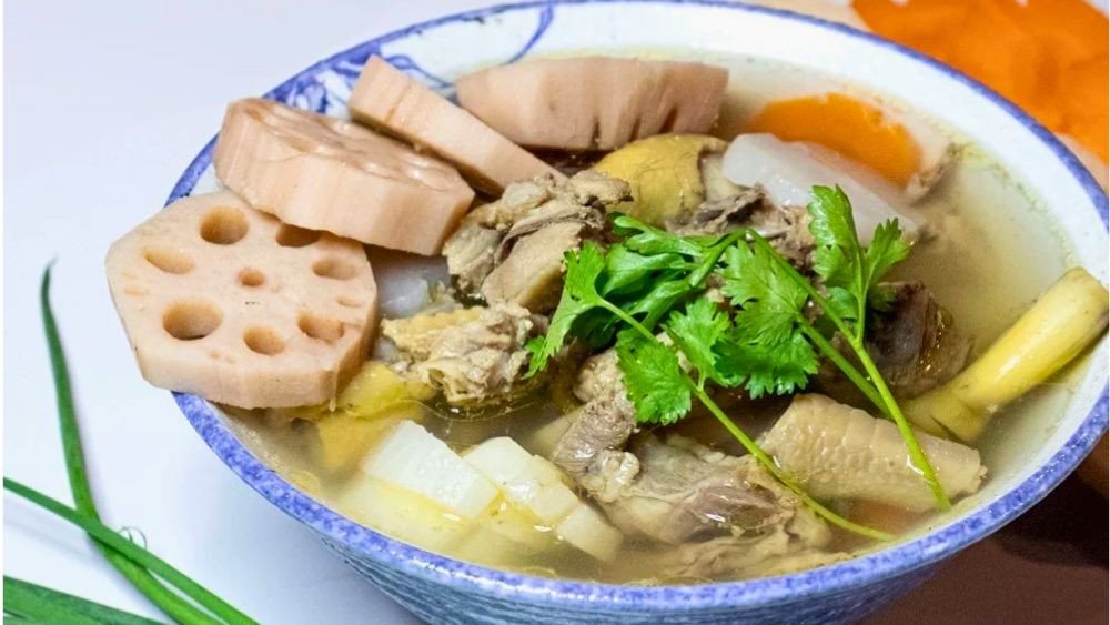 Gà hầm củ sen giòn ngon, hương vị đặc trưng hấp dẫn.