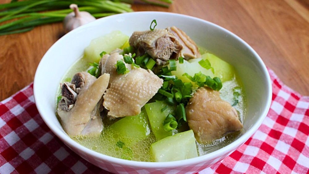 Gà hầm đu đủ mềm ngọt, nước dùng trong và đậm đà.
