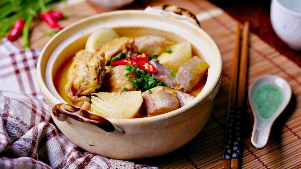 Gà hầm khoai môn béo bùi, món ăn đầy đủ dưỡng chất và dễ chế biến.