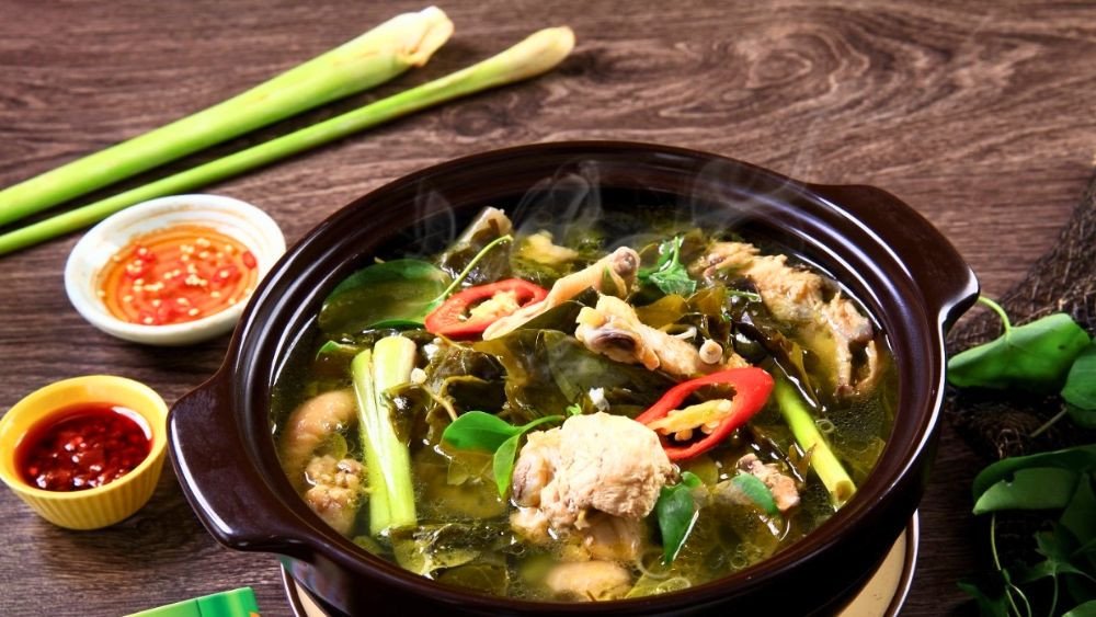 Gà hầm sả thơm lừng, hương vị đặc trưng của ẩm thực Việt Nam.