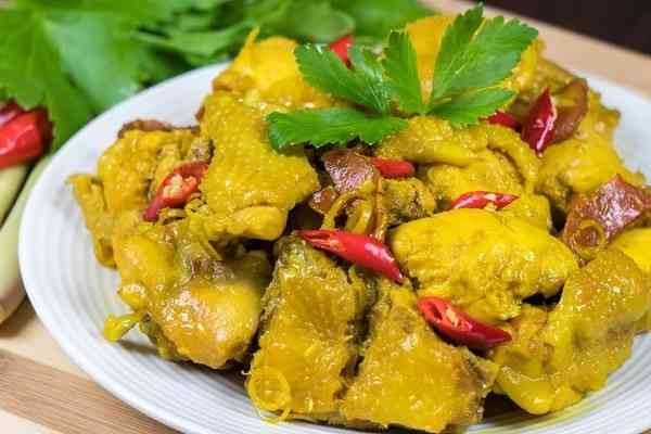 Gà kho nghệ vàng ươm