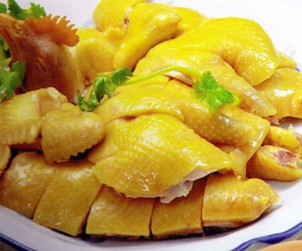 Gà luộc thành phẩm với da vàng óng và thịt săn chắc