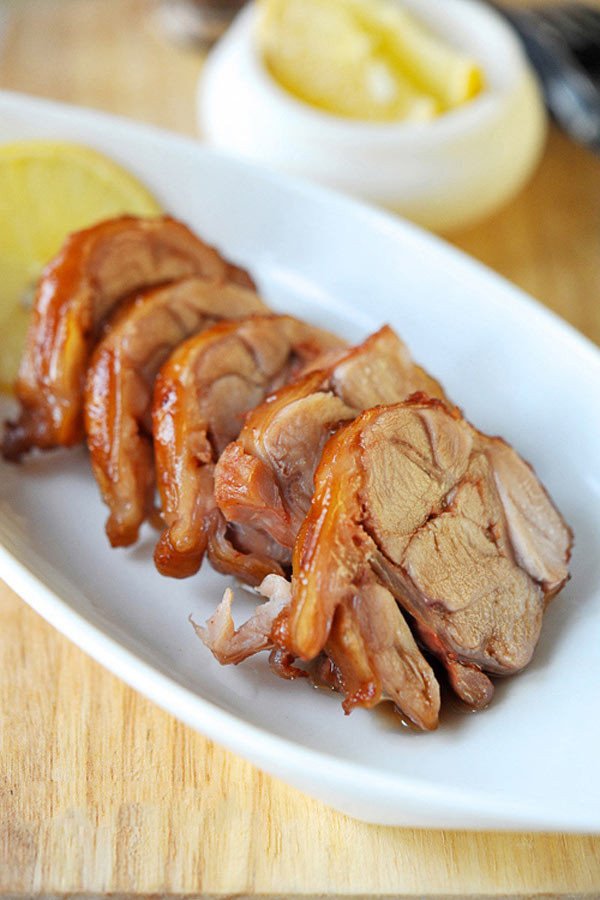 Gà nướng chao đỏ hấp dẫn, chín vàng đều