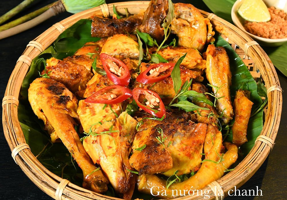 Gà nướng lá chanh với màu vàng ươm và lá chanh xanh tươi