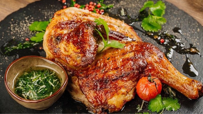 Gà nướng ngũ vị có màu vàng óng, lớp da giòn rụm cùng phần thịt ẩm mềm ngon miệng