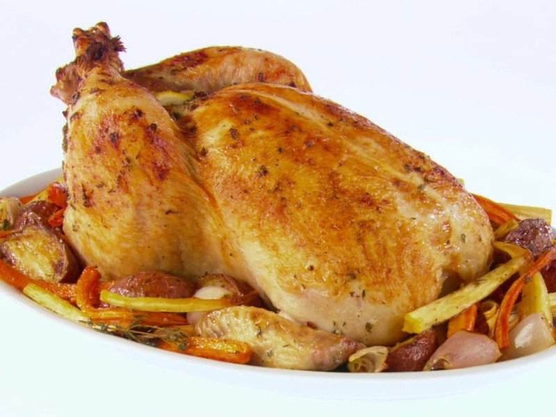 Gà nướng ngũ vị hấp dẫn, chín vàng đều nhờ nồi chiên không dầu.
