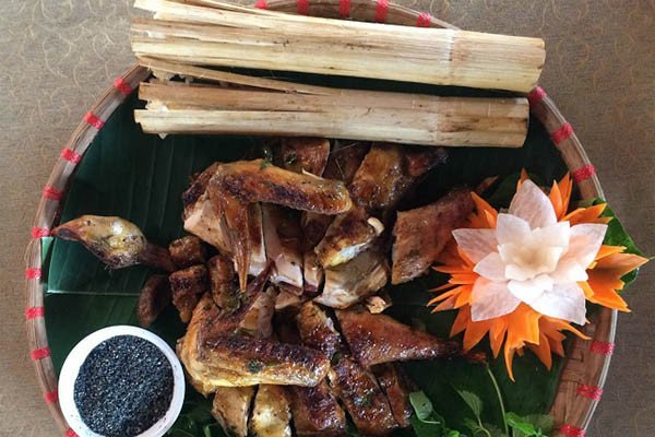 Bí Quyết Nướng Gà Ống Tre Thơm Ngon Đậm Đà Hương Vị Gà nướng ống tre thơm lừng ăn kèm cơm lam và rau sống tươi mát, một món đặc sản đậm đà hương vị núi rừng.