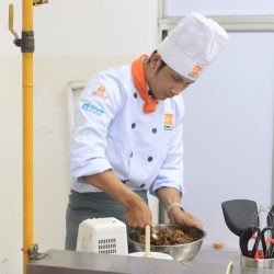 Gà nướng ống tre và gà nướng đất sét chuẩn vị