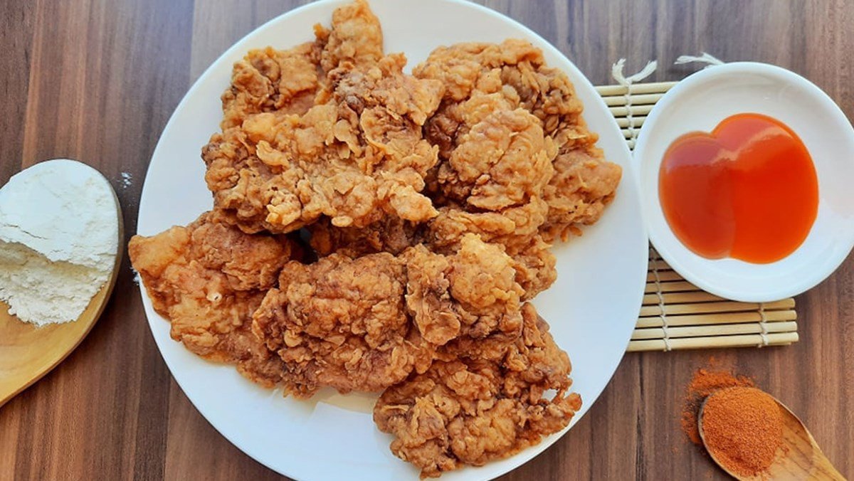 Gà rán giòn rụm vàng ươm trên đĩa, sẵn sàng thưởng thức.