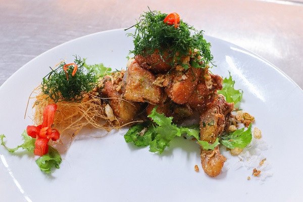 Gà rang muối Thái vàng ươm, giòn rụm trên đĩa, một món ăn đậm đà hương vị