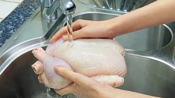 Gà rửa sạch và ngâm nước muối gừng để khử mùi tanh trước khi ướp