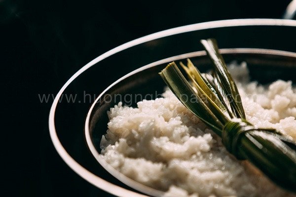 Bí Quyết Nấu Chuẩn Món Chuối Nếp Nướng Thơm Ngon Gạo nếp được ngâm mềm và hấp chín
