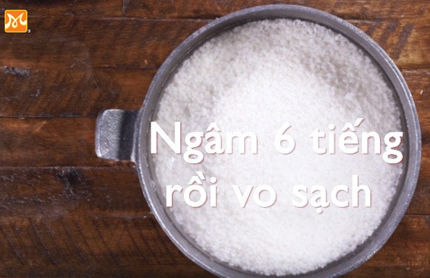 Gạo nếp được ngâm trong nước chuẩn bị làm xôi gà