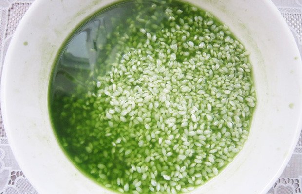 Gạo nếp được ngâm trong nước cốt lá dứa để tạo màu xanh tự nhiên cho món xôi