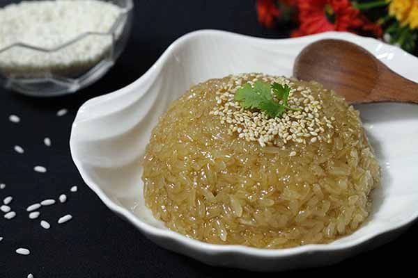 Công Thức Chè Con Ong Dẻo Thơm Chuẩn Vị Gia Truyền Gạo nếp, đường vàng và gừng tươi trên nền gỗ