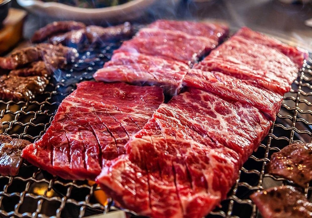 Gầu bò Mỹ nướng trên vỉ than hồng rực, các lát thịt chín vàng óng ả