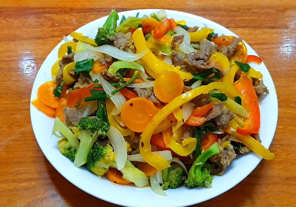 Gầu bò xào thập cẩm với nhiều loại rau củ đầy màu sắc, nóng hổi