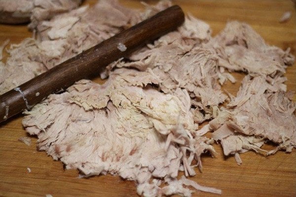 Giã tơi thịt để chế biến chà bông heo