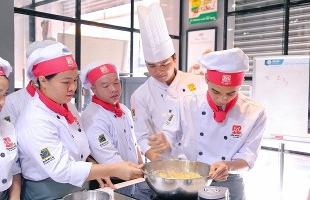 Giảng viên hướng dẫn kỹ thuật làm bánh Choux
