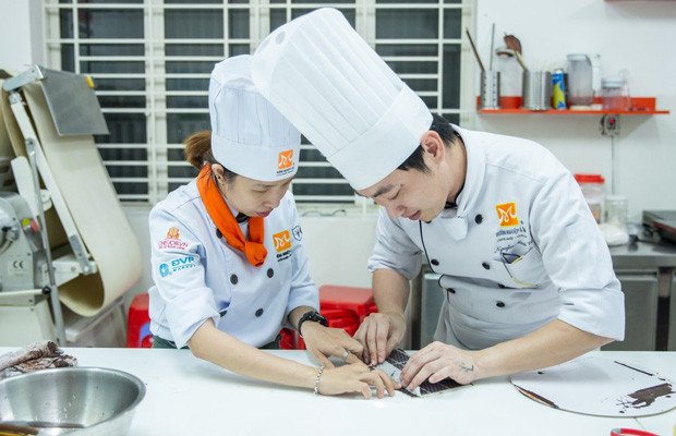 Nghệ Thuật Trang Trí Món Tráng Miệng Chuyên Nghiệp giảng viên hướng dẫn trang trí bánh mousse