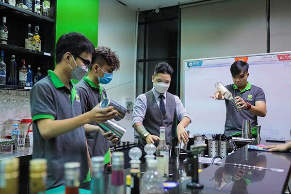 Giảng viên tận tâm chỉ dẫn từng kỹ thuật