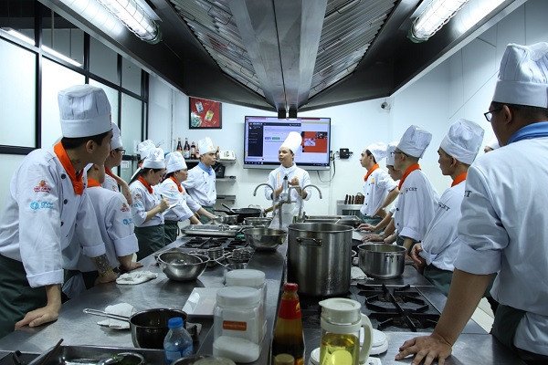 Giảng viên tận tình hướng dẫn kỹ thuật nấu súp Á chuẩn vị tại bếp học