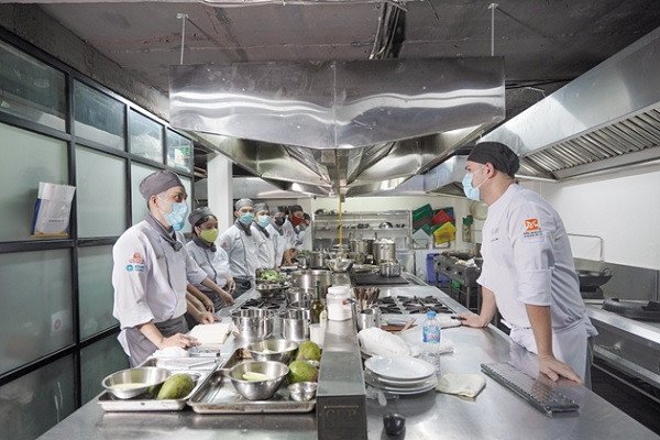 Giảng viên và học viên trao đổi về kỹ thuật nấu súp Âu