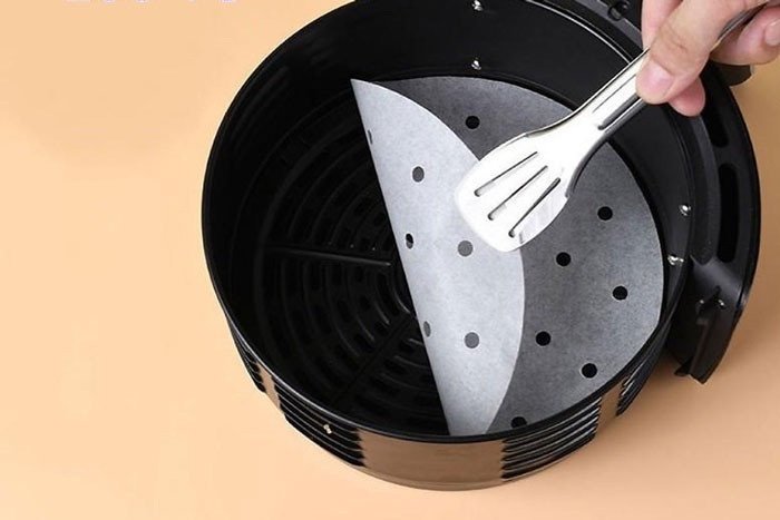 Giấy nến lót khay nồi chiên không dầu giúp sấy xoài không bị dính