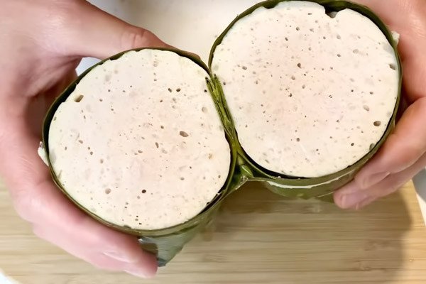 Giò nạc truyền thống với màu trắng hồng hấp dẫn, món ăn quen thuộc trong ẩm thực Việt
