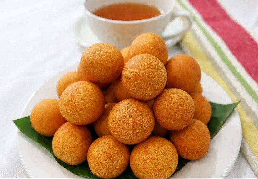 Giỏ nồi chiên không dầu chứa đầy bánh rán hấp dẫn, đảm bảo độ giòn mà không ngấm dầu.