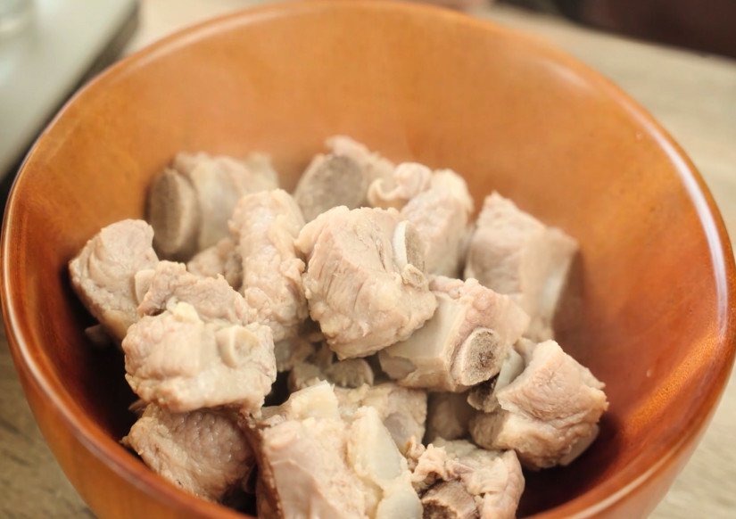 Gỡ thịt sườn sau khi ninh