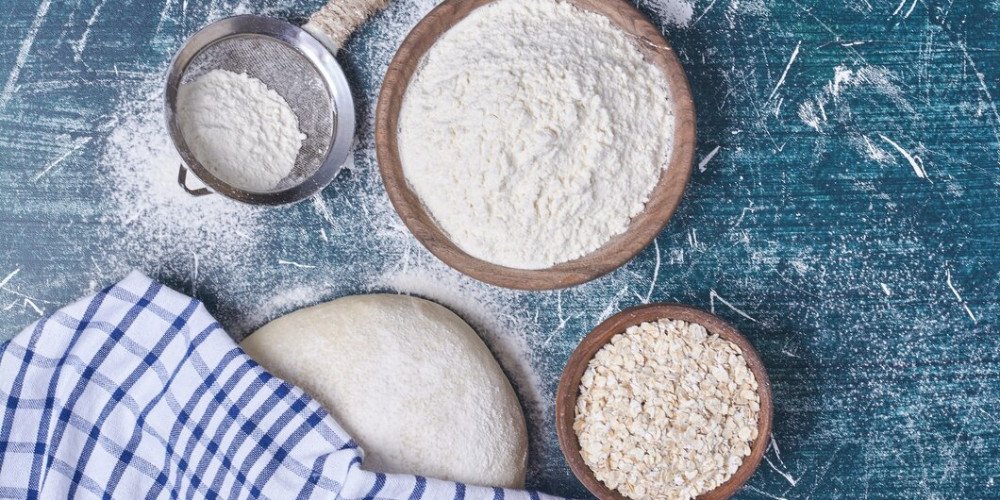 Gói bột làm bánh thông thường, minh họa tầm quan trọng của bột chất lượng trong nấu nướng