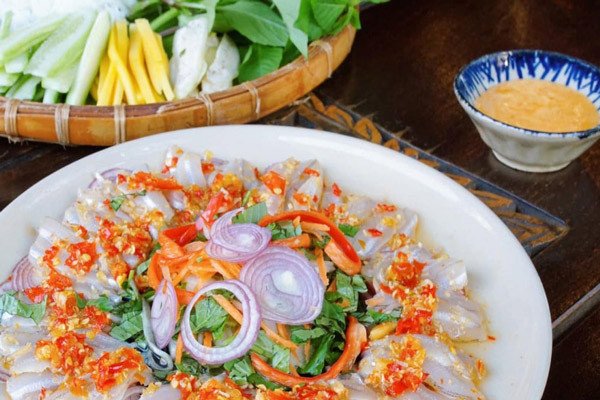 Gỏi cá mai ăn cùng các loại rau thơm