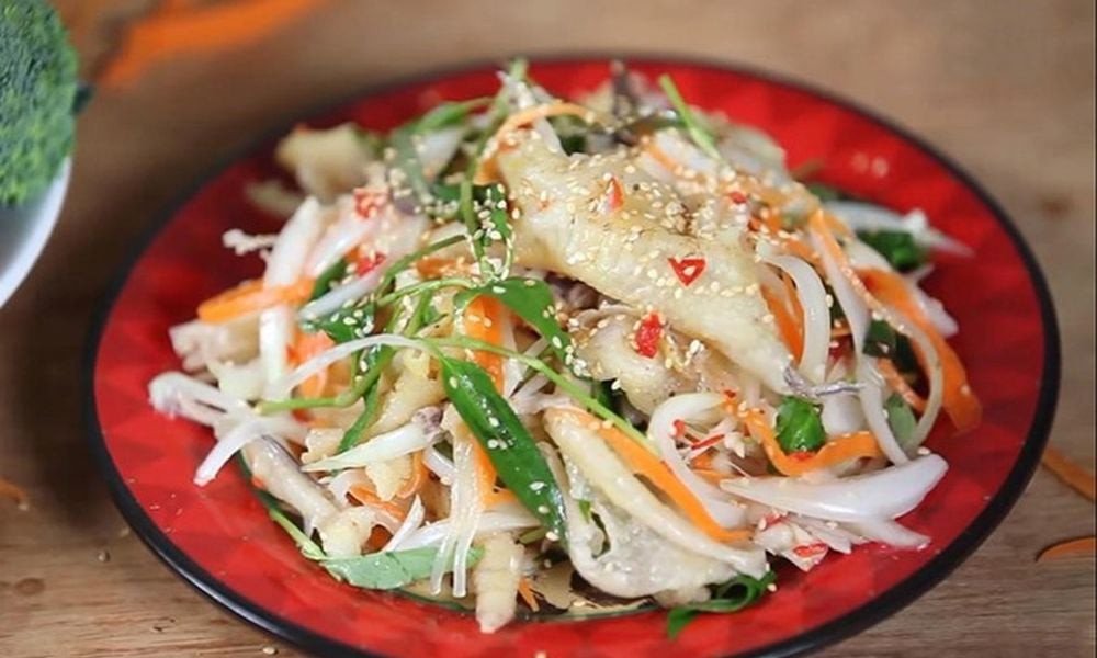 Gỏi chân gà ngó sen tươi mát, màu sắc bắt mắt, hấp dẫn người thưởng thức