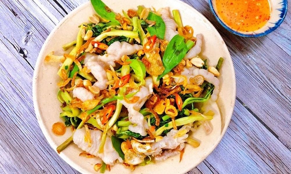Gỏi chân gà rút xương trộn rau củ tươi mát, nước trộn chua ngọt hài hòa, rất bắt mắt