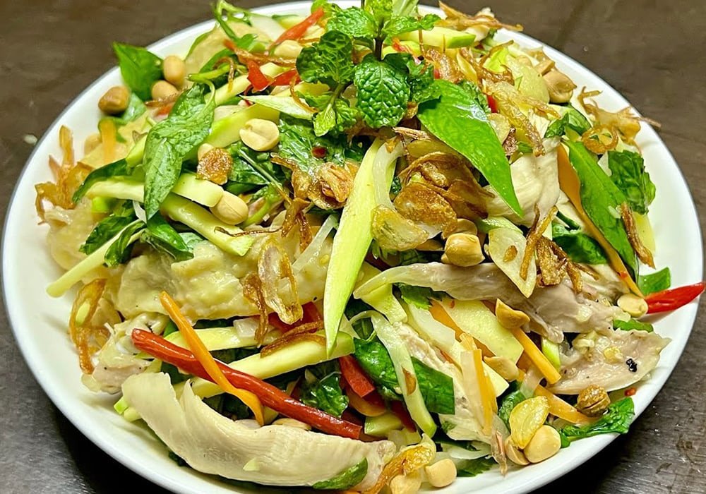 Gỏi gà xoài xanh chua giòn bắt vị